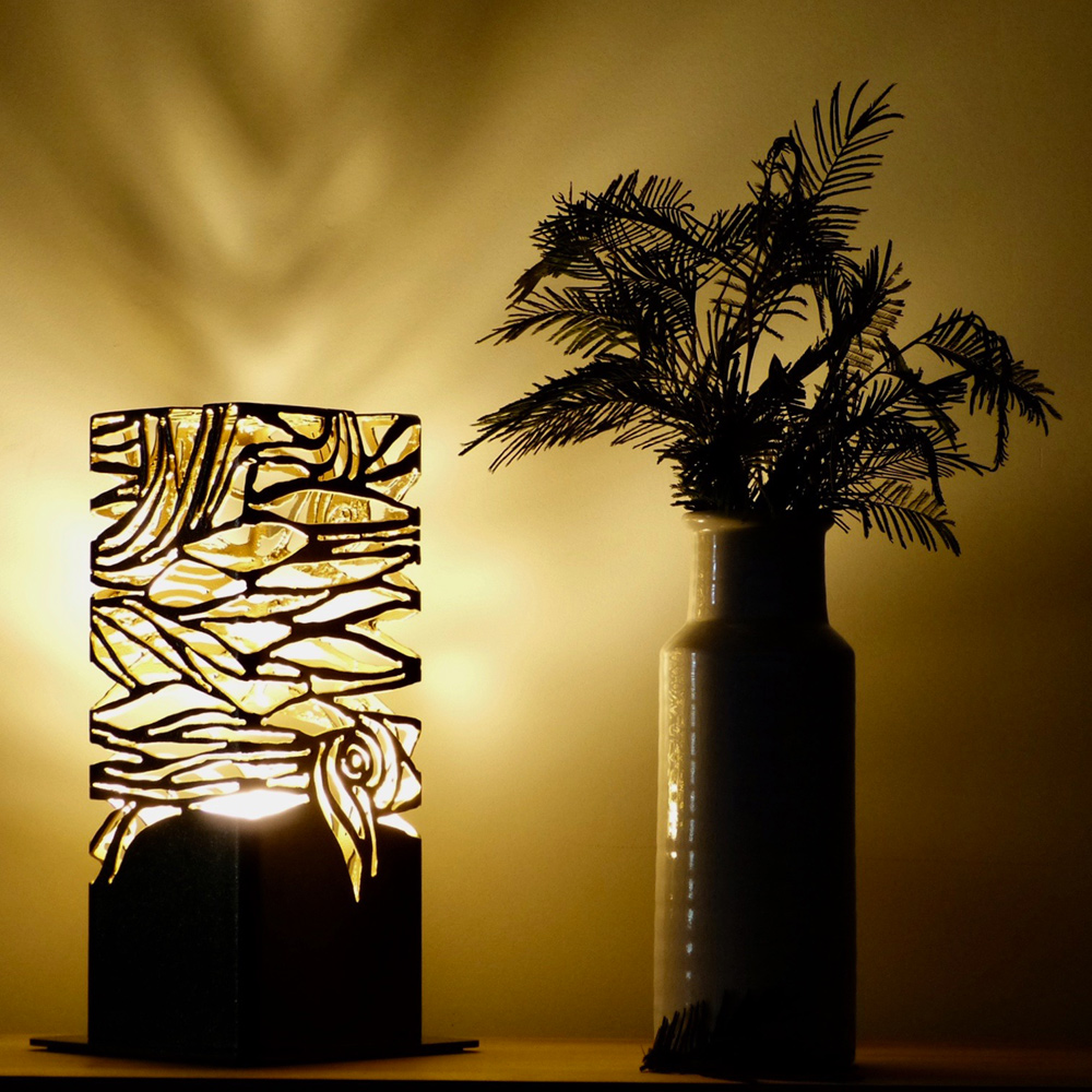 Lampe à poser, lampe de table tube carré découpes à la main couleur or antique, mordoré. Création déco métal Art-Twin Véro Nigrowsky. Fabrication artisanale