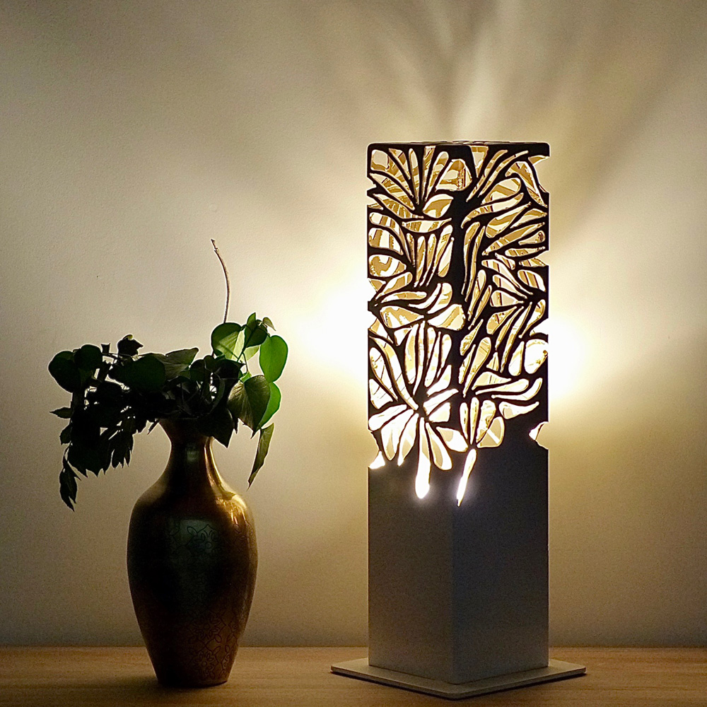 Lampe à poser, lampe de table tube carré motif feuille découpes à la main couleur blanche. Création déco métal Art-Twin Véro Nigrowsky. Fabrication artisanale