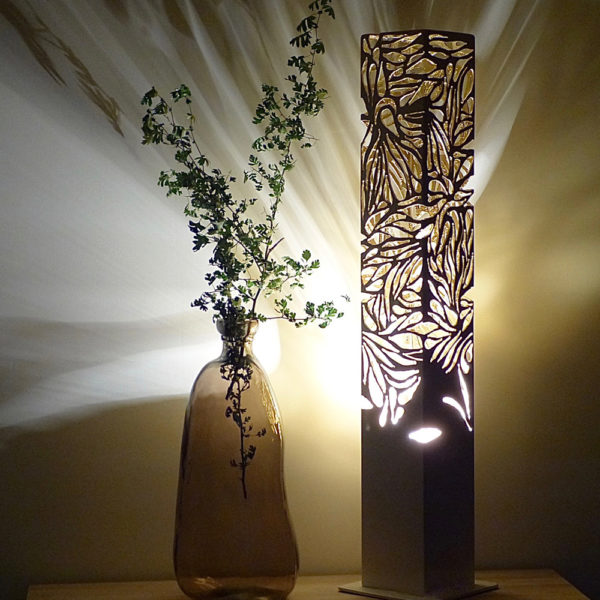 Lampe à poser, lampe de table tube carré motif découpes à la main couleur blanche. Création déco métal Art-Twin Véro Nigrowsky. Fabrication artisanale