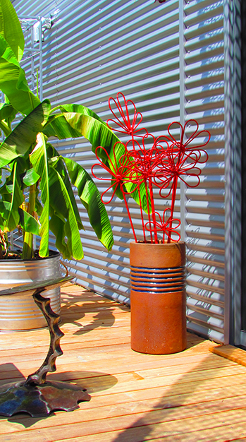 Décoration métallique jardin. Fleurs métal rouge