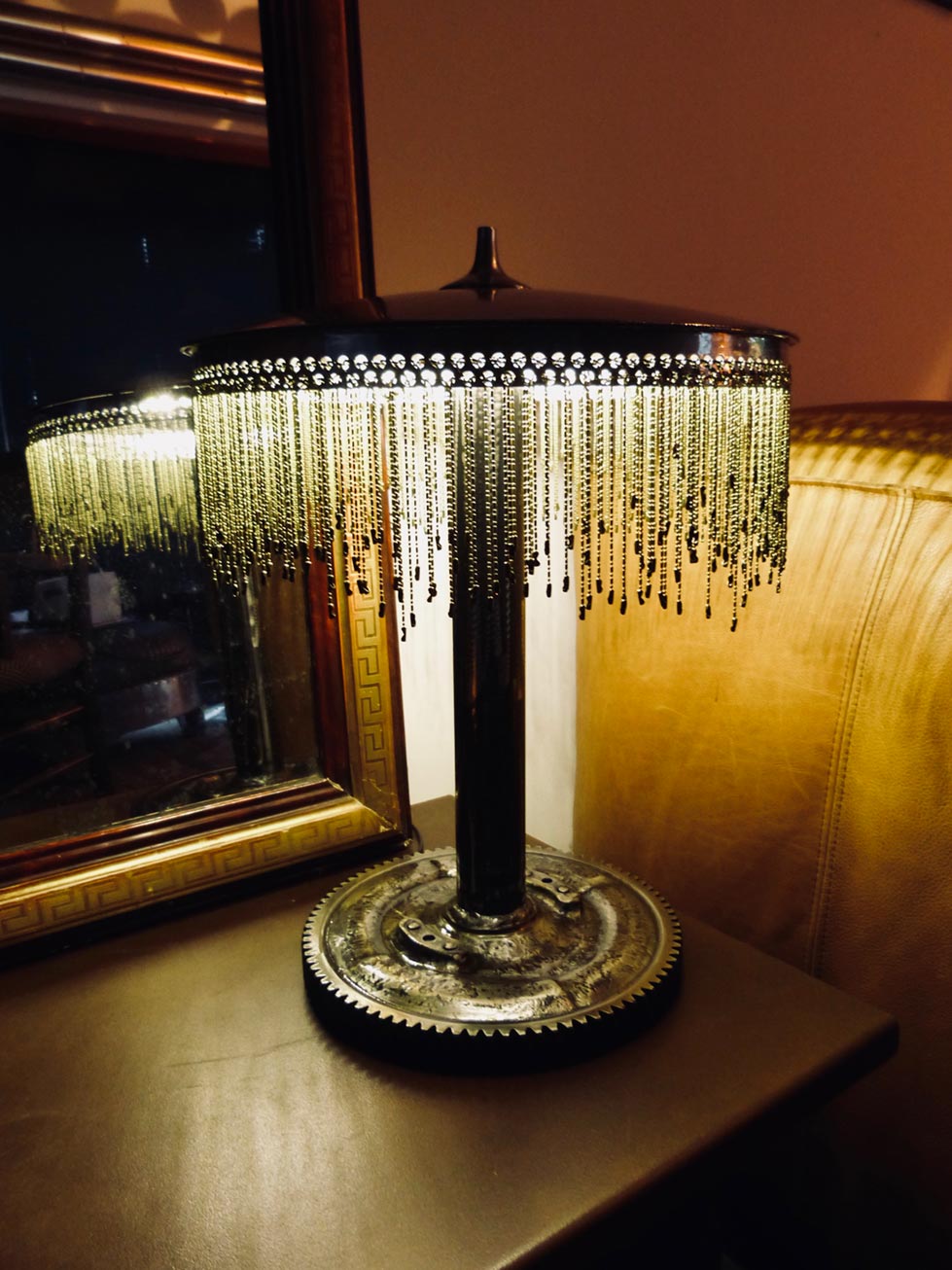 Lampe récup pièces mécaniques et agricoles frange chaines métal. Upcycling. Fabrication artisanale