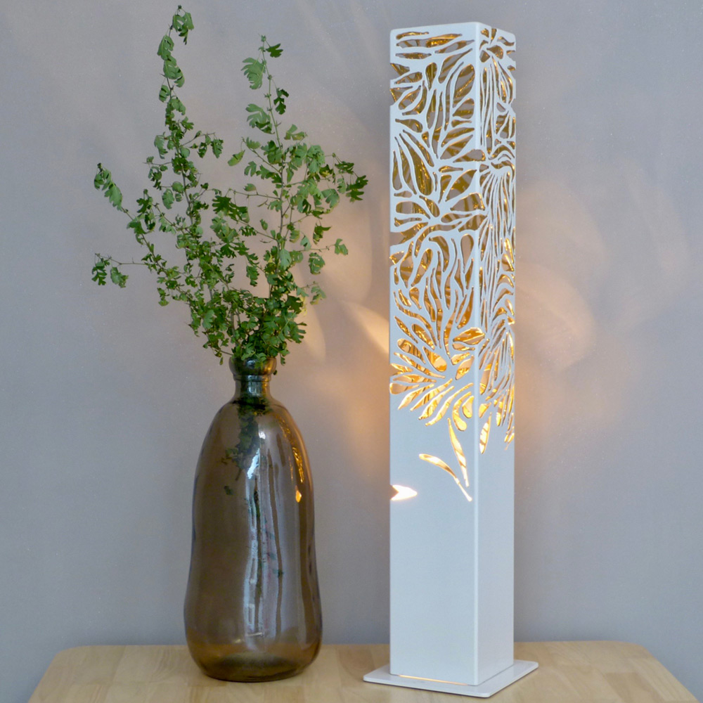 Lampe à poser, lampe de table tube carré motif découpes à la main couleur blanche. Création déco métal Art-Twin Véro Nigrowsky. Fabrication artisanale