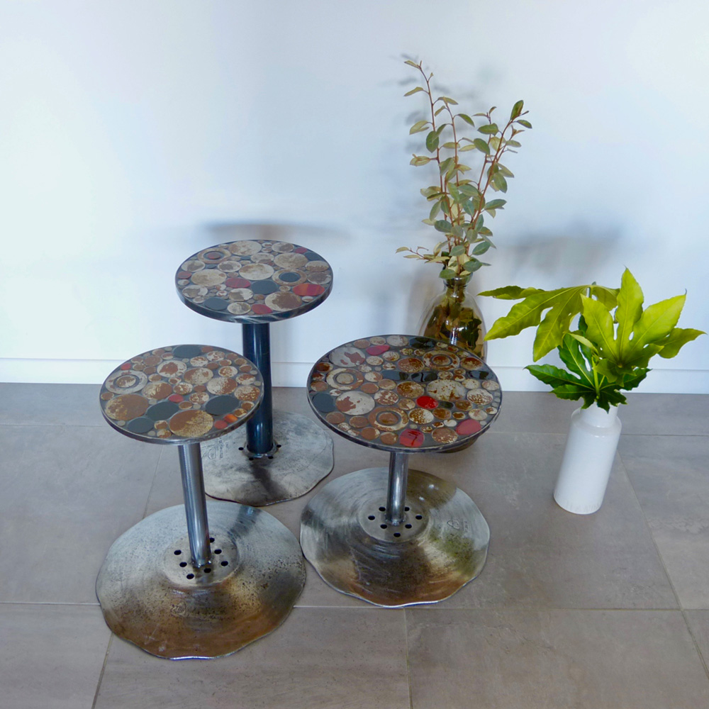 Table basse, table d'appoint métal ronde plateau mosaïque rouille, rouge et noir. Création déco métal Art Twin Véro Nigrowsky. Fabrication artisanale