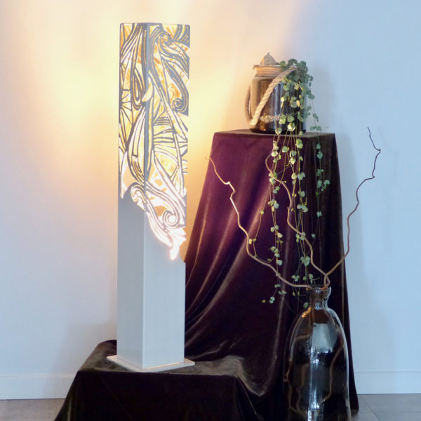 Lampe tube carré avec découpes à la main au plasma, blanche intérieur or. Création déco métal Art Twin Véro Nigrowsky. Fabrication artisanale
