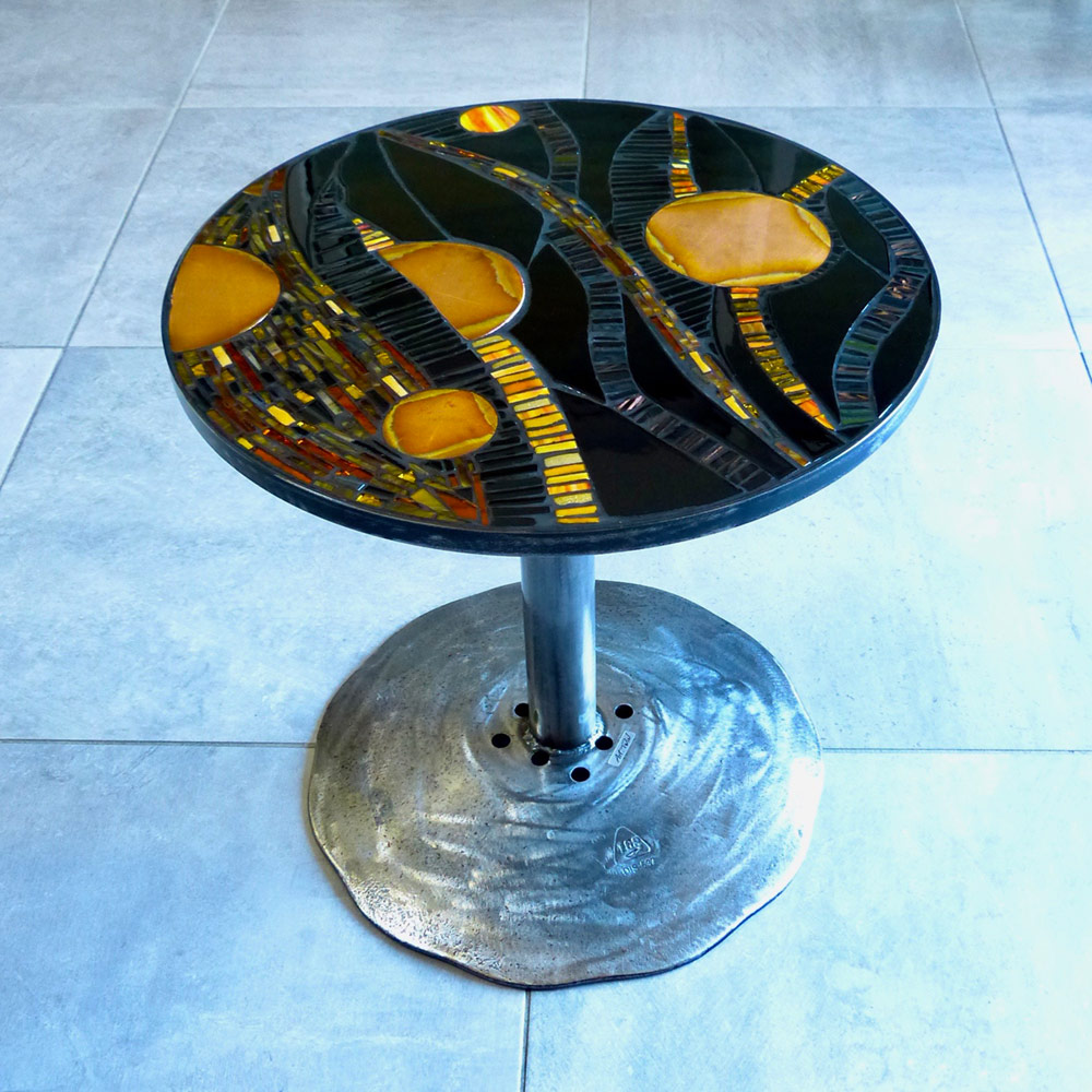 Table basse plateau décoratif mosaïque en pâte de verre et cuivre. Couleur noir, or et cuivre . Fabrication artisanale. Création déco métal Art Twin Véro Nigrowsky