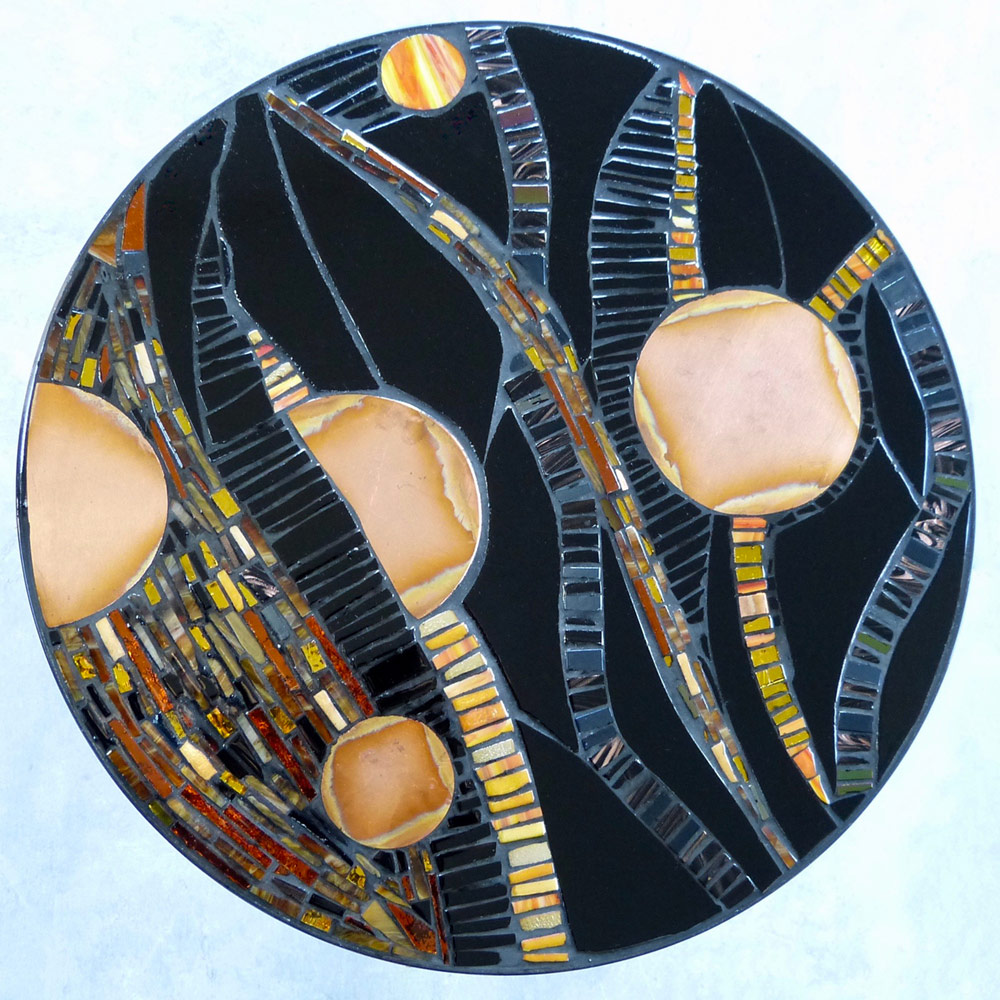 Table basse plateau décoratif mosaïque en pâte de verre et cuivre. Couleur noir, or et cuivre . Fabrication artisanale. Création déco métal Art Twin Véro Nigrowsky