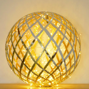 Plafonnier, suspension, lustre, luminaire, boule décorative récupération extincteur avec découpe plasma à la main, blanche intérieur or et ajouts de feuille d'or. Upcycling. Création déco métal Art Twin Véro Nigrowsky. Fabrication artisanale