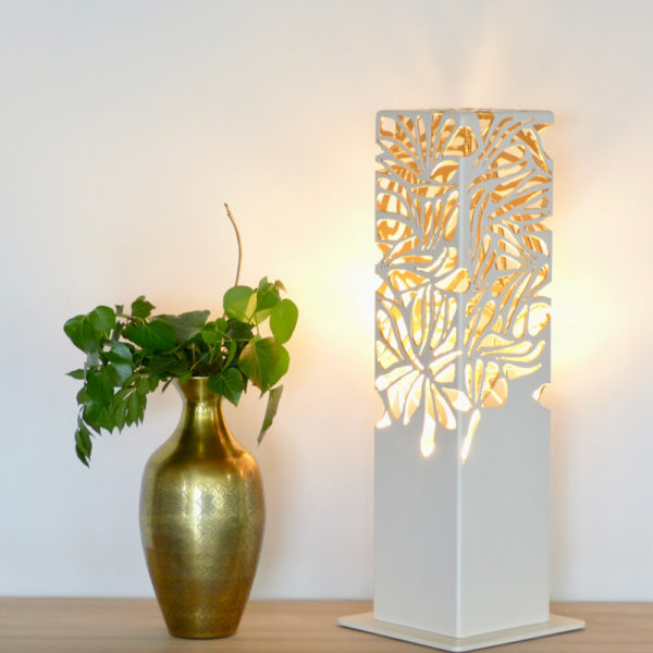 Lampe à poser, lampe de table tube carré motif feuille découpes à la main couleur blanche. Création déco métal Art Twin Véro Nigrowsky. Fabrication artisanale
