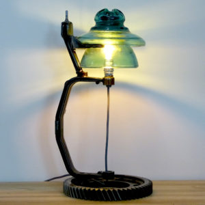 Lampe en métal style loft industriel. 100% upcycling. Pièces mécaniques et isolateur en verre de récupération pour cette lampe. Création déco métal Art-Twin