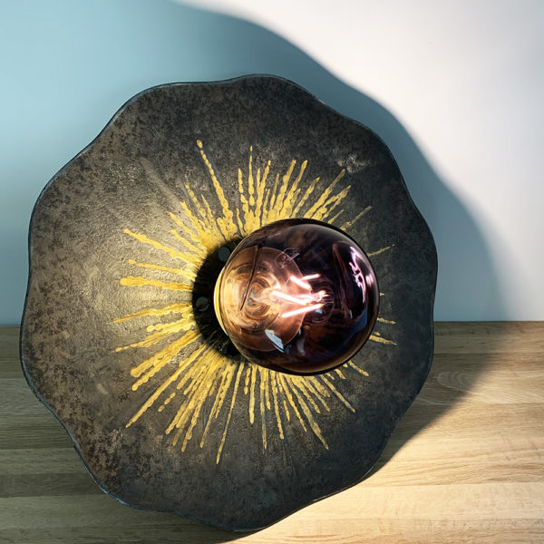 Lampe en métal de récupération, disque de charrue usagé et fourchette de boite de vitesse de poids lourd. Lampe tout métal avec rainures effectuées à la meuleuse à la main puis dorée. Lampe upcycling. Création déco métal Art-Twin