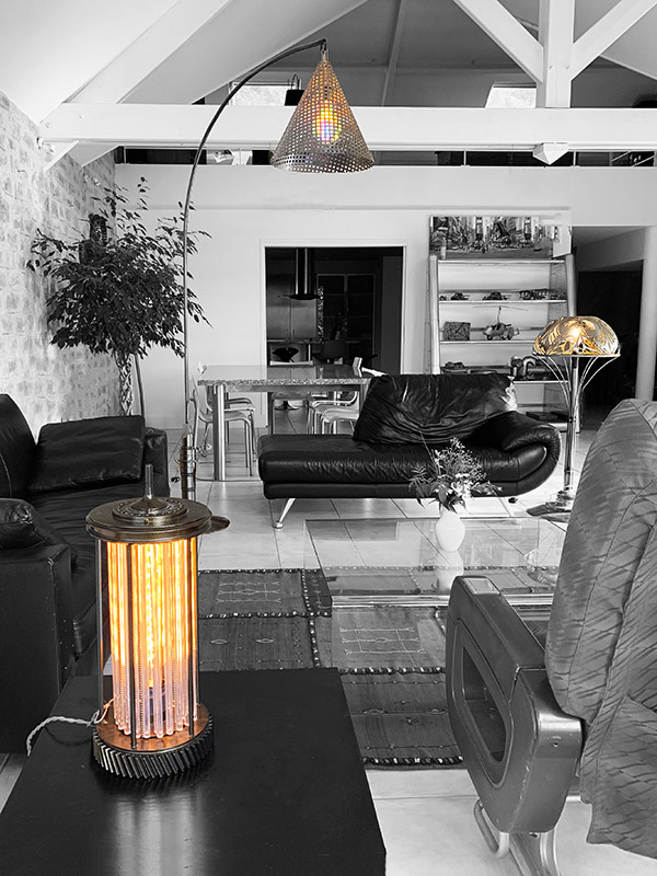 Luminaires déco métal, lampadaire avec abat-jour en grillage déporté, lampe à poser pièces mécaniques et bâtons de plexi et lampe métal upcycling découpes manuelles au plasma. Créations déco métal Art-Twin