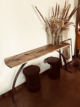 Console 100% upcycling, 1/2 cercle de roue de charrette et plateau bois de récup. Création déco métal Art-Twin