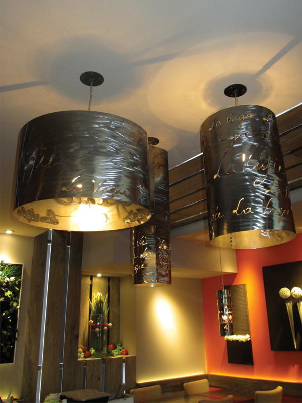 Abat-jour personnalisé pour restaurants, hôtel ou commerce. Découpe du métal manuelle au plasma. Création déco métal Art-Twin