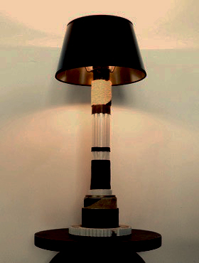 Lampe en métal SAFARI. Pièce mécanique et cuirs de récupération. Contraste avec un abat jour noir et or.Création upcycling déco métal Art-Twin