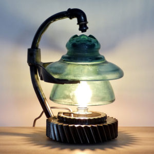 Lampe en métal style loft industriel. 100% upcycling. Pièces mécaniques et isolateur en verre de récupération pour cette lampe. Création déco métal Art-Twin