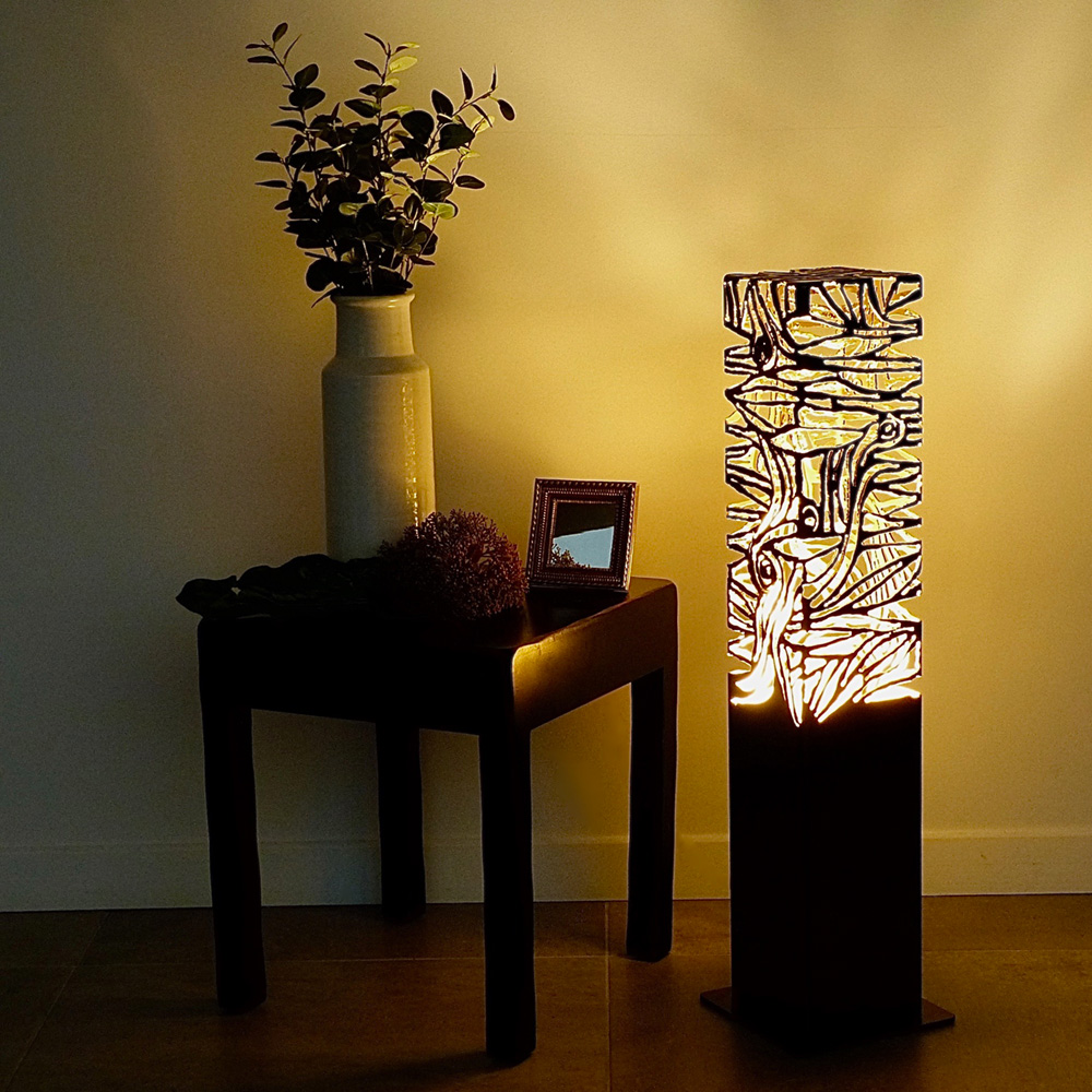 Lampe à poser, lampe de table tube carré découpes à la main couleur or antique, mordoré. Création déco métal Art-Twin Véro Nigrowsky. Fabrication artisanale