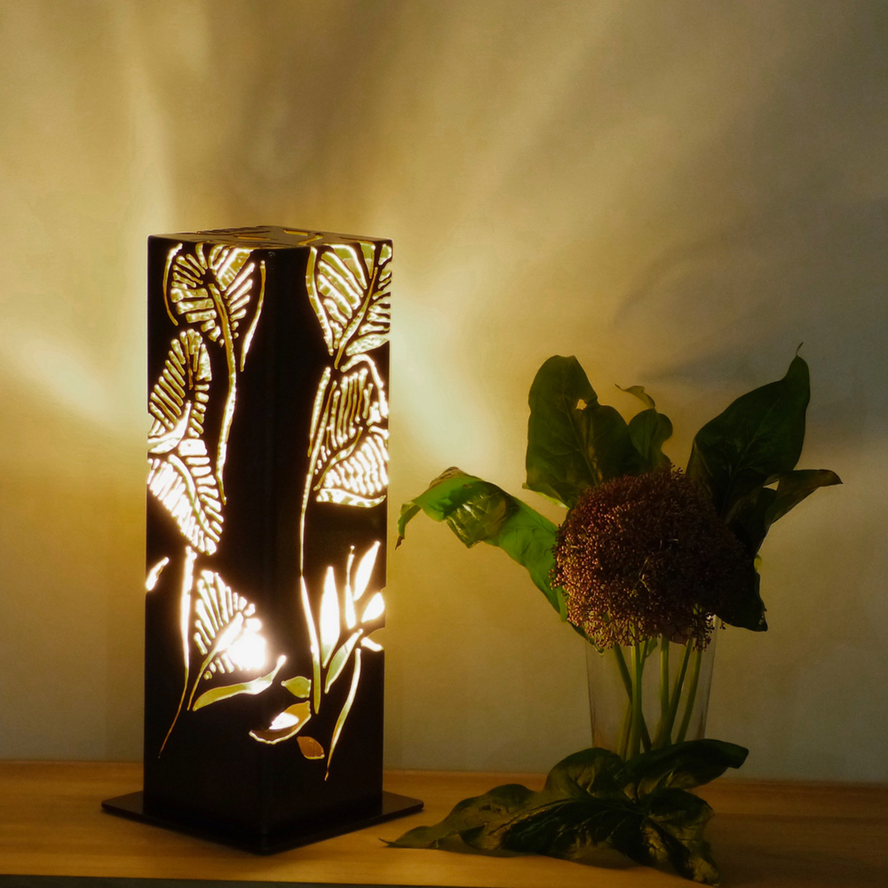Lampe à poser, lampe de table tube carré motif végétal découpes à la main couleur or antique, mordoré. Création déco métal Nigrowsky. Fabrication artisanale